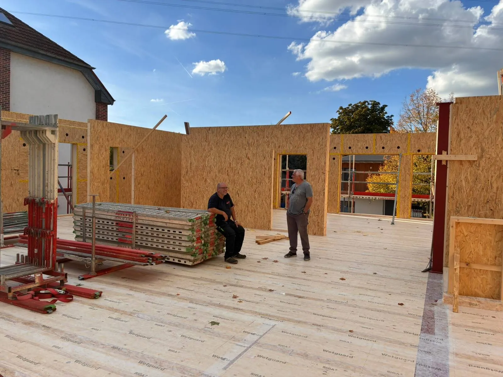 Bauteam auf dem neuen Holzboden