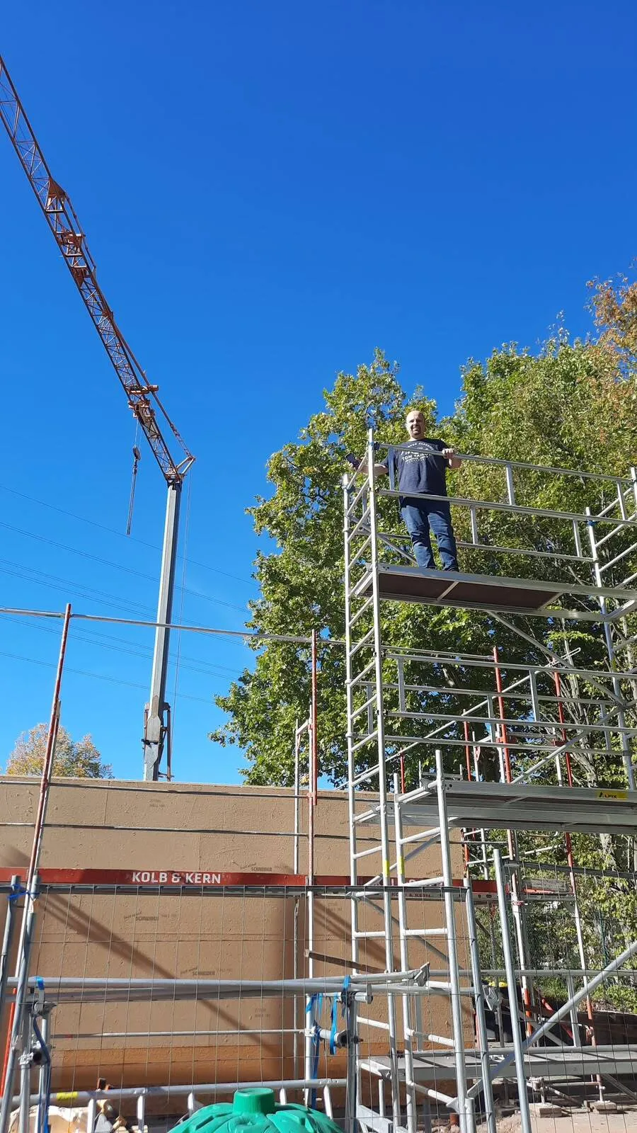 Gerüst und Kran an der Baustelle