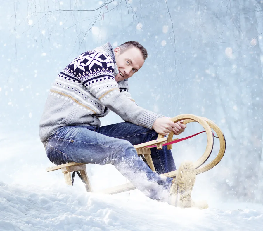 Mike Müllerbauer auf dem Schlitten im Schnee