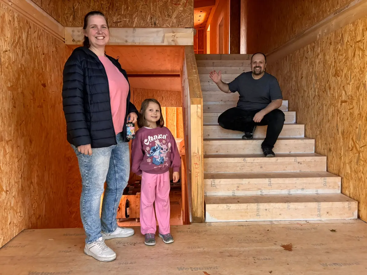 Familienbesuch auf der neuen Treppe